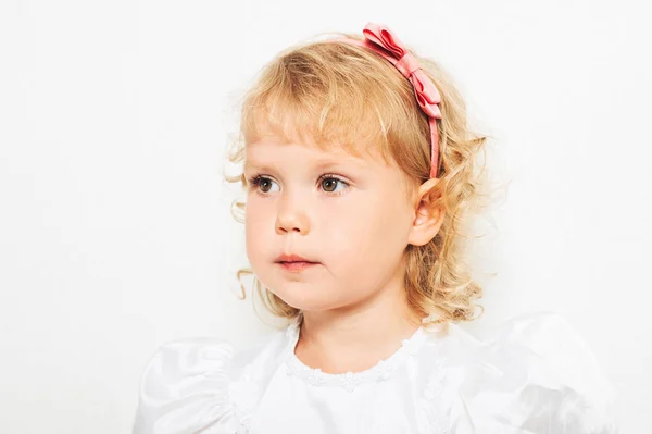 Urocza Letniego Malucha Dziewczyna Blondynka Kręcone Włosy Patrząc Strzał Studio — Zdjęcie stockowe