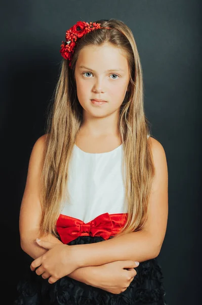 Estudio Disparo Linda Niña Usando Vestido Ocasión Posando Sobre Fondo — Foto de Stock