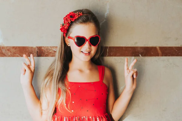 Retrato Engraçado Menina Bonita Vestindo Vestido Vermelho Óculos Sol Forma — Fotografia de Stock