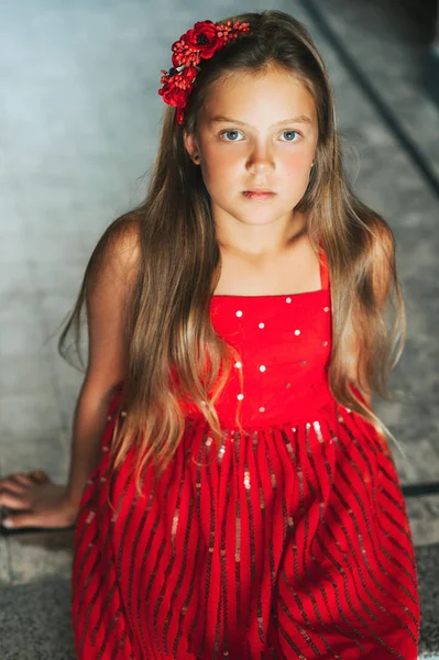 Retrato Jovem Modelo Menina Vestindo Vestido Vermelho — Fotografia de Stock