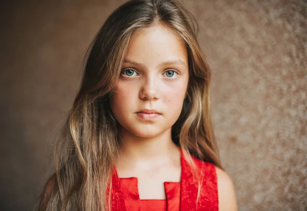 Portret Ładna Dziewczynka Czerwonej Sukience Bliska — Zdjęcie stockowe