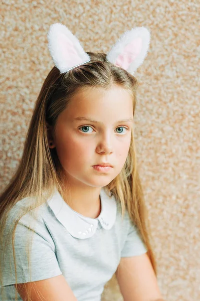 Портрет Чарівної Маленької Дівчинки Вухах Кролика — стокове фото
