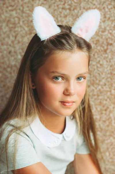 Portret Van Schattig Meisje Dragen Bunny Oren — Stockfoto