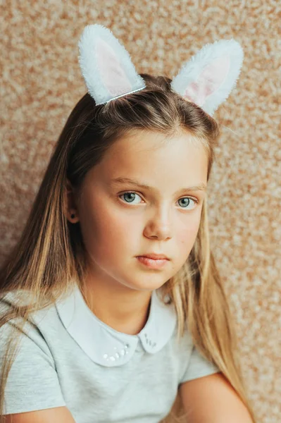 バニーの耳を身に着けている愛らしい少女の肖像画 — ストック写真