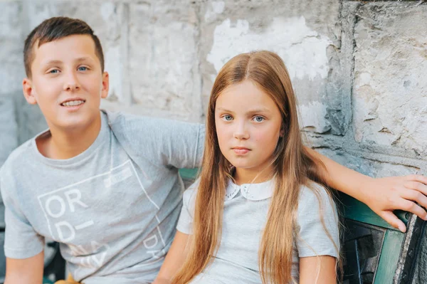 Outdoor Portret Van Gelukkige Jongen Meisje Grijs Kleding Dragen — Stockfoto