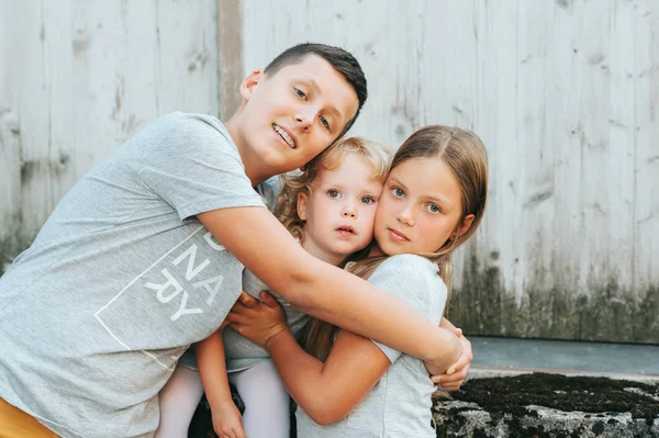 Skupina Šťastné Děti Rodina Dospívající Chlapec Holčička Batole Objetí Láska — Stock fotografie