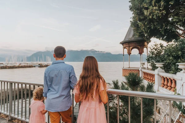 Skupina Děti Obdivovat Západ Slunce Nad Ženevské Jezero Francouzské Alpy — Stock fotografie