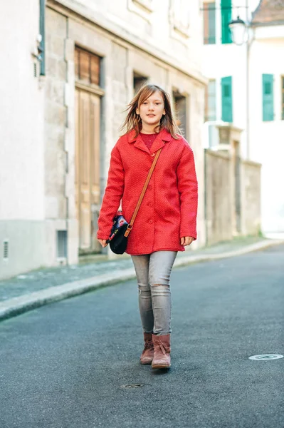 Açık Moda Portre Genç Kızın Caddeden Aşağı Yürüyüş Parlak Kırmızı — Stok fotoğraf