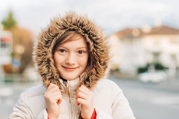 可爱的小女孩穿着冬季夹克与毛皮罩的特写镜头 — 图库照片