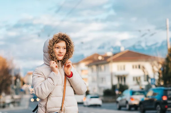 Sevimli Küçük Kız Sıcak Kış Ceket Lozan Sviçre Alınan Görüntü — Stok fotoğraf