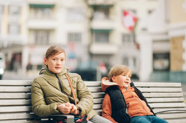 Outdoor Portrait Two Kids Wearing Warm Jackets Sitting Bench Spring — Stock Photo, Image