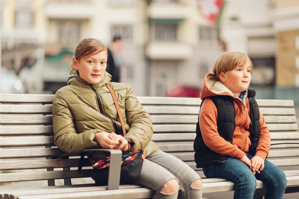 Outdoor Portrait Two Kids Wearing Warm Jackets Sitting Bench Spring — Stock Photo, Image