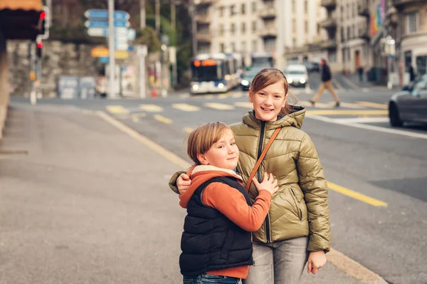 Retrato Livre Duas Crianças Vestindo Jaquetas Quentes Moda Primavera Para — Fotografia de Stock