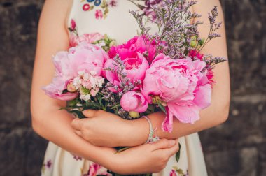 Genç kız tarafından tutan güzel peonies buket görüntüsünü kapatmak