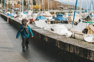 Göl kenarında bir yağmurlu bahar gününde dinlenme çocuk evlat. Lutry, Vaud, İsviçre alınan görüntü