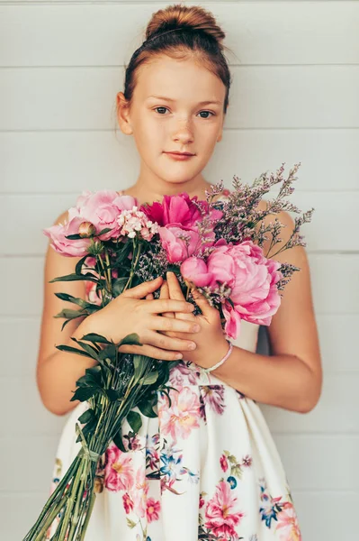 時折の美しいドレスを着て 大きなシャクヤクの花束を持っての愛らしい少女の夏の肖像画 — ストック写真