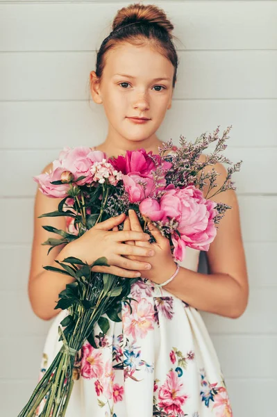 Verão Retrato Adorável Menina Vestindo Belo Vestido Ocasional Segurando Grande — Fotografia de Stock