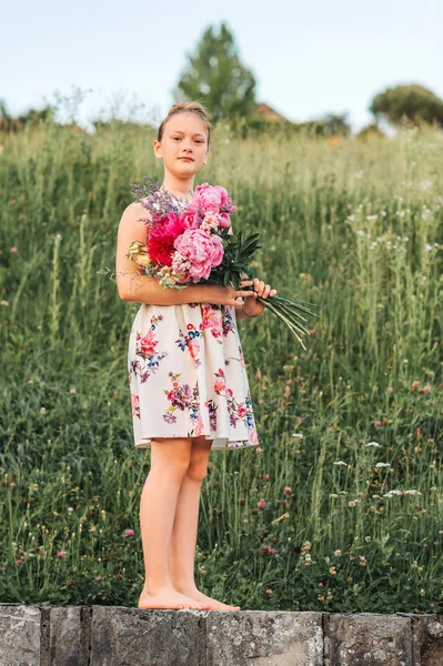 Güzel Zaman Zaman Elbise Büyük Peonies Buket Holding Açık Poz — Stok fotoğraf