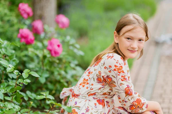 Retrato Verão Menina Bonita Vestindo Vestido Colorido Posando Jardim Rosas — Fotografia de Stock