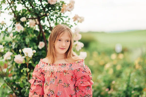 Zomer Portret Van Vrij Klein Meisje Dragen Rode Streep Jurk — Stockfoto