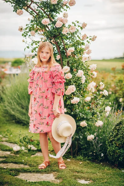 Verão Retrato Menina Bonita Vestindo Vestido Listra Vermelha Posando Jardim — Fotografia de Stock