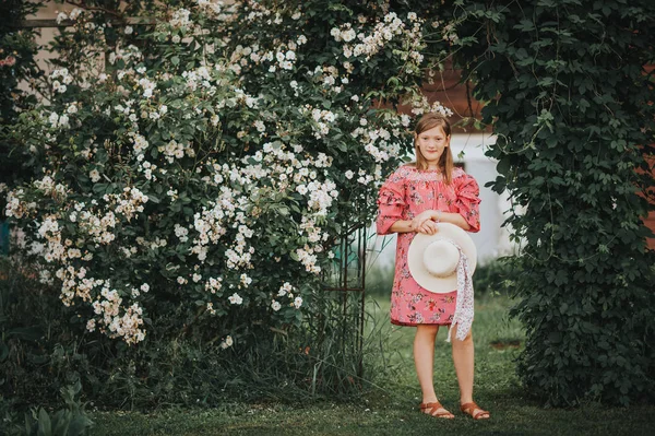 Portret Lato Mało Urodziwej Noszenie Sukienka Czerwone Paski Pozowanie Ogrodzie — Zdjęcie stockowe