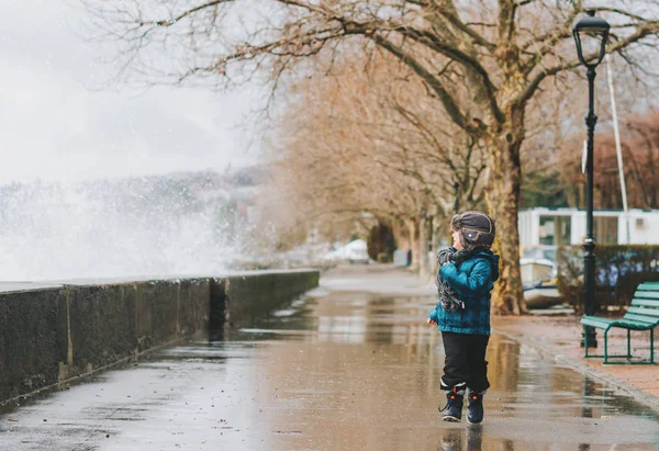 Divertido Niño Jugando Afuera Huyendo Las Olas Del Lago Primavera — Foto de Stock