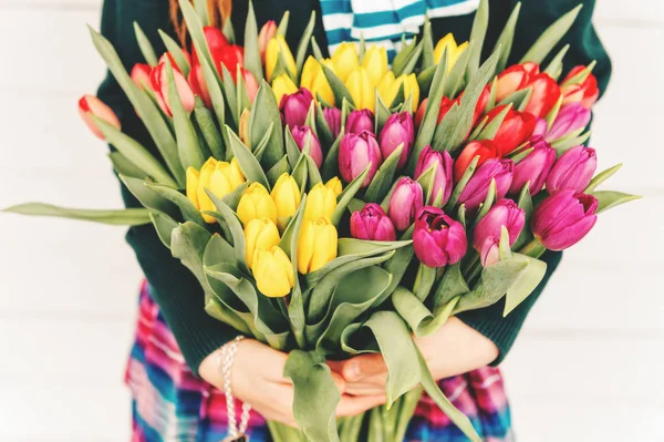 Close Beeld Van Prachtige Tulpen Boeket Met Jong Meisje — Stockfoto