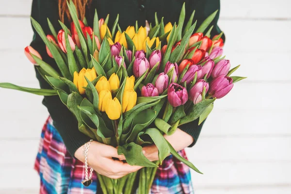 Imagen Cerca Hermoso Ramo Tulipanes Sosteniendo Por Joven — Foto de Stock