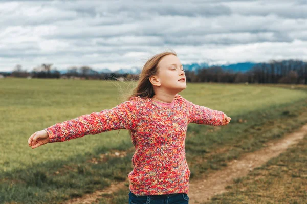 Adorável Menina Anos Idade Brincando Livre Vestindo Pulôver Quente Colorido — Fotografia de Stock