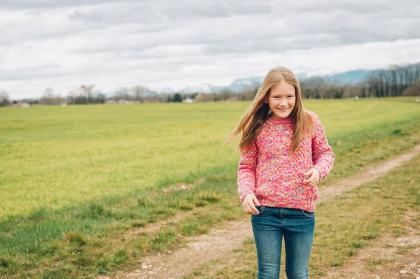 Adorabile Bambina Anni Che Gioca All Aperto Indossando Pullover Caldo — Foto Stock