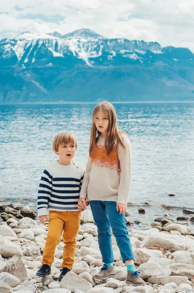 Två Bedårande Barn Spelar Sjön Liten Flicka Och Hennes Bror — Stockfoto