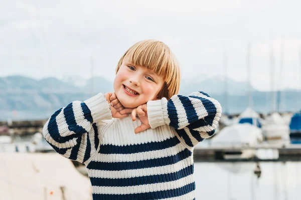 Retrato Livre Menino Adorável Com Cabelo Loiro Usando Pulôver Marinho — Fotografia de Stock