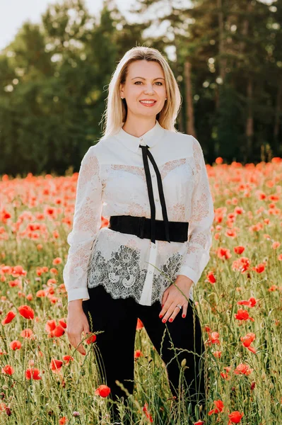 Portrait Extérieur Belle Femme Aux Cheveux Blonds Vêtue Une Blouse — Photo