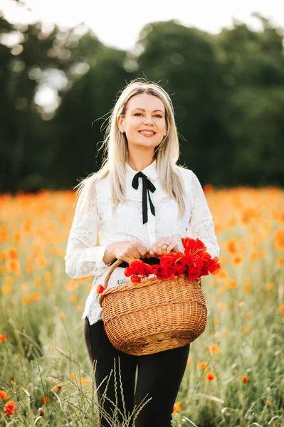 Plenerowej Piękna Kobieta Blond Włosach Sobie Białą Bluzkę Pozowanie Pole — Zdjęcie stockowe