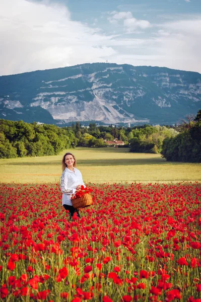Genç Sarışın Kadın Haşhaş Alan Saleve Dağı Sviçre Nin Cenevre — Stok fotoğraf