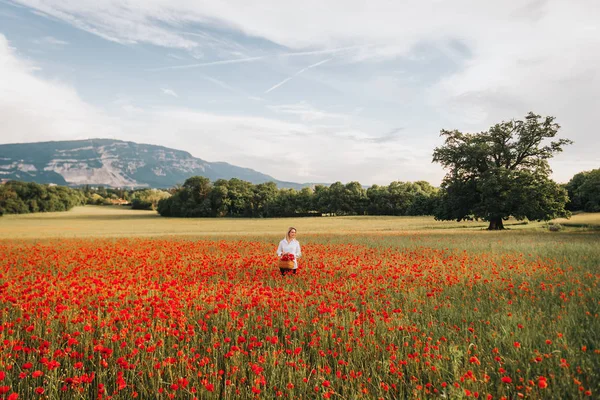 Giovane Donna Bionda Gode Una Splendida Vista Sul Campo Papaveri — Foto Stock