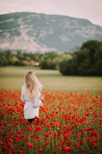 Beautiful Woman Photographer Enjoying Amazing Day Poppy Field Holding Vintage — Stock Photo, Image