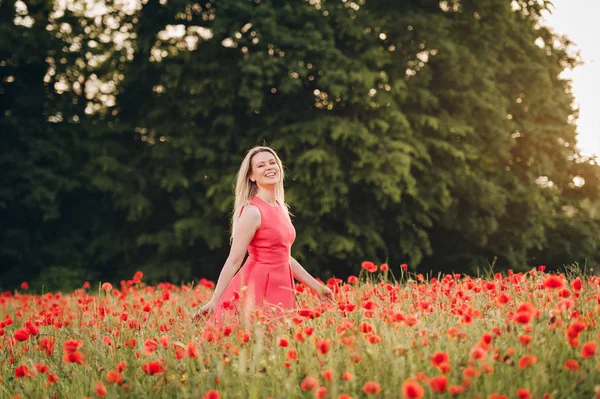 Красива Жінка Насолоджується Гарним Днем Маковому Полі Одягнена Рожеву Сукню — стокове фото