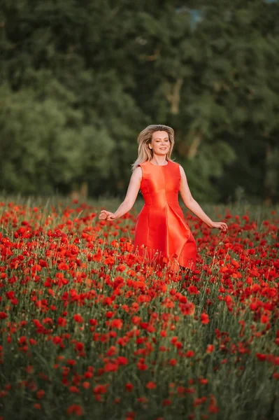 Красива Жінка Насолоджується Гарним Днем Маковому Полі Червоній Сукні — стокове фото