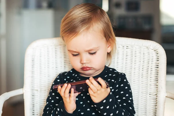 Ragazza Molto Concentrata Bambino Seduto Sulla Sedia Guardare Video Smartphone — Foto Stock