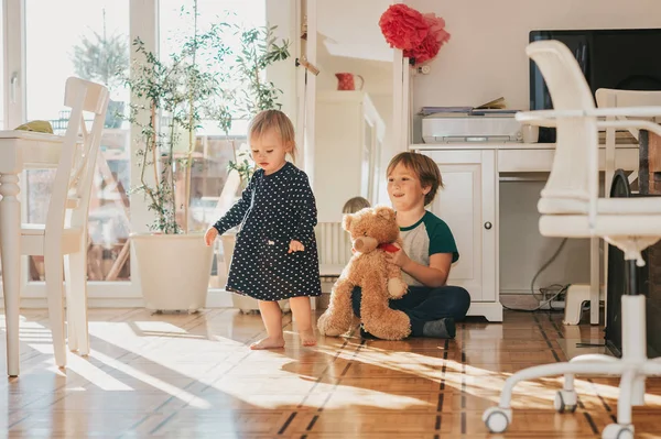 Duas Crianças Engraçadas Brincando Junto Com Ursinho Casa Sala Estar — Fotografia de Stock