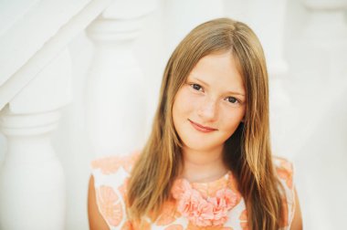 Güzel genç kızın dış mekan portresi, yakından görüntü