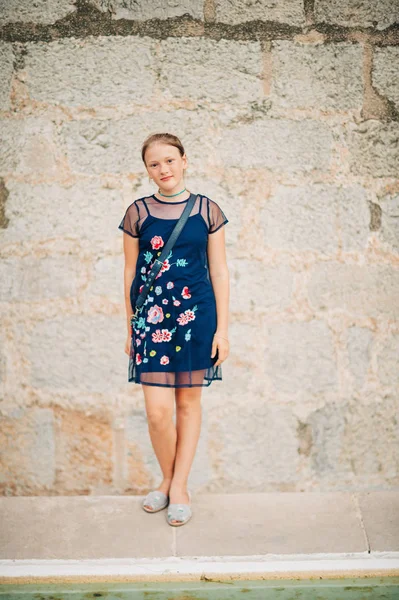 Utomhus Mode Porträtt Vackra Unga Girk Bär Blå Moderiktiga Klänning — Stockfoto
