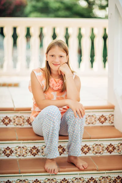 Portrait Extérieur Belle Jeune Fille Assise Sur Les Escaliers — Photo