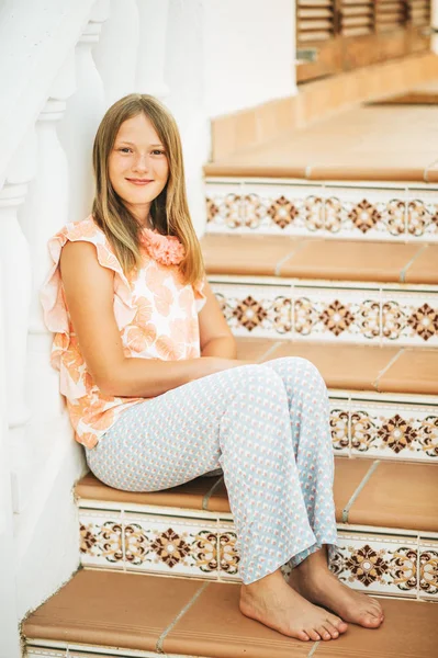 Outdoor Portrait Beautiful Young Girl Sitting Stairs — Stockfoto