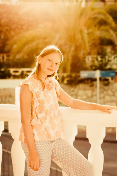 休暇で美しい夕日の光を楽しむかわいいプレティーンの女の子の夏の肖像画 — ストック写真