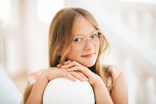 Açık Eller Kafasına Eğilerek Gözlük Güzel Genç Kız Portresi Görüntüyü — Stok fotoğraf