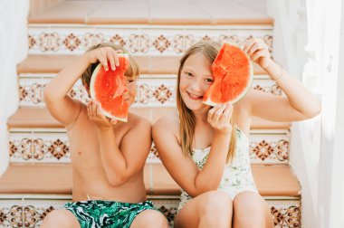 İki komik çocuğu karpuz yeme açık yaz portresi