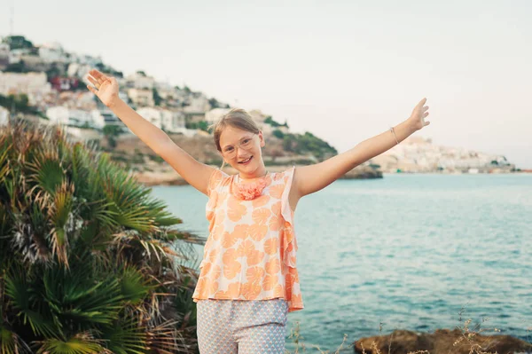 Junges Mädchen Mittelmeer Während Der Sommerferien Peniscola Spanien — Stockfoto